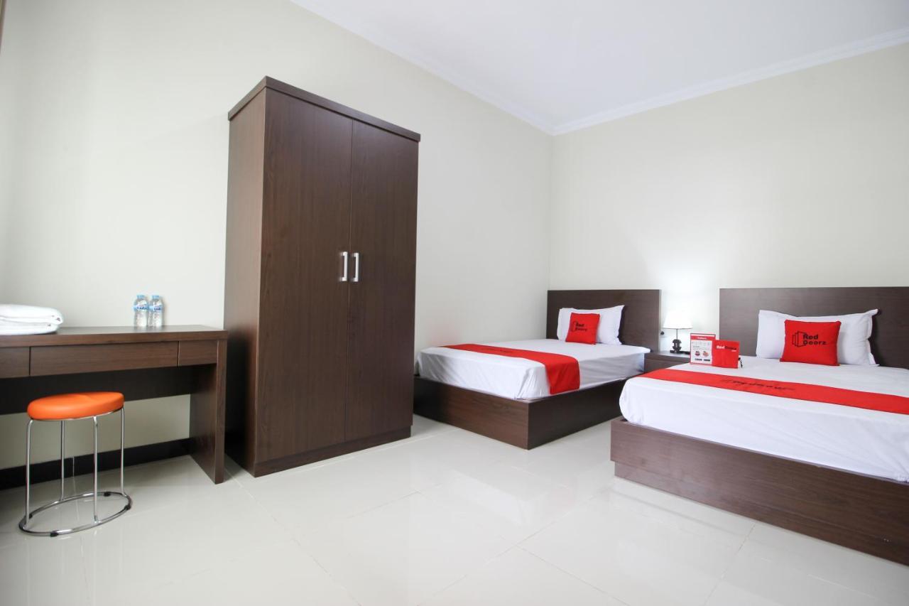 เรดดอร์ซ ชาเรียะฮ์ พลัส แอท จากัล บาวะฮ์ 3 Hotel Kejayan ภายนอก รูปภาพ