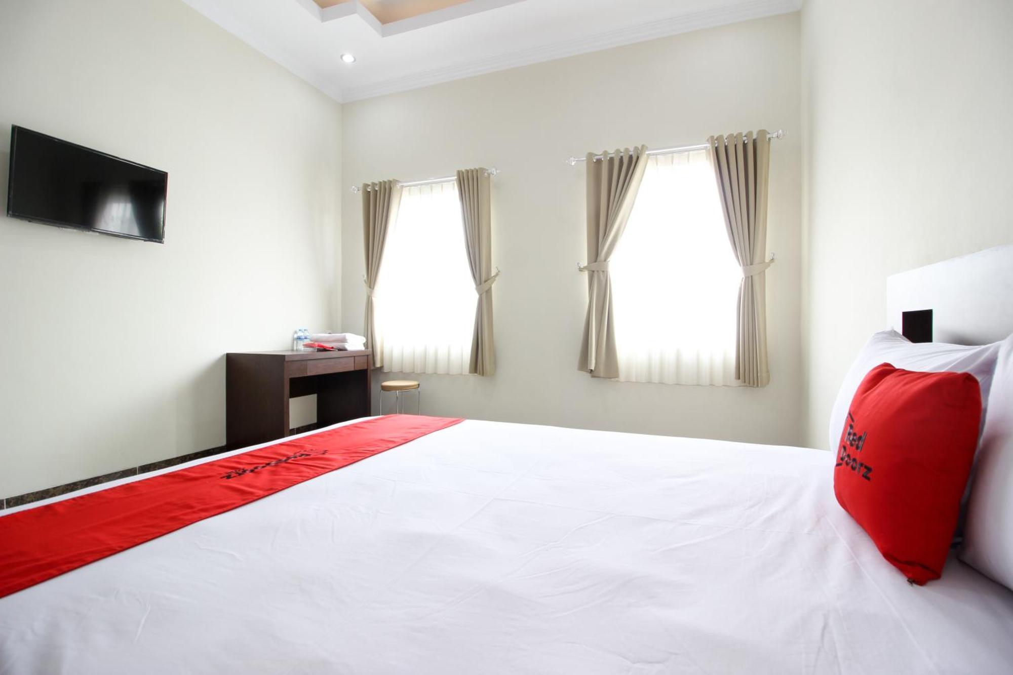 เรดดอร์ซ ชาเรียะฮ์ พลัส แอท จากัล บาวะฮ์ 3 Hotel Kejayan ภายนอก รูปภาพ