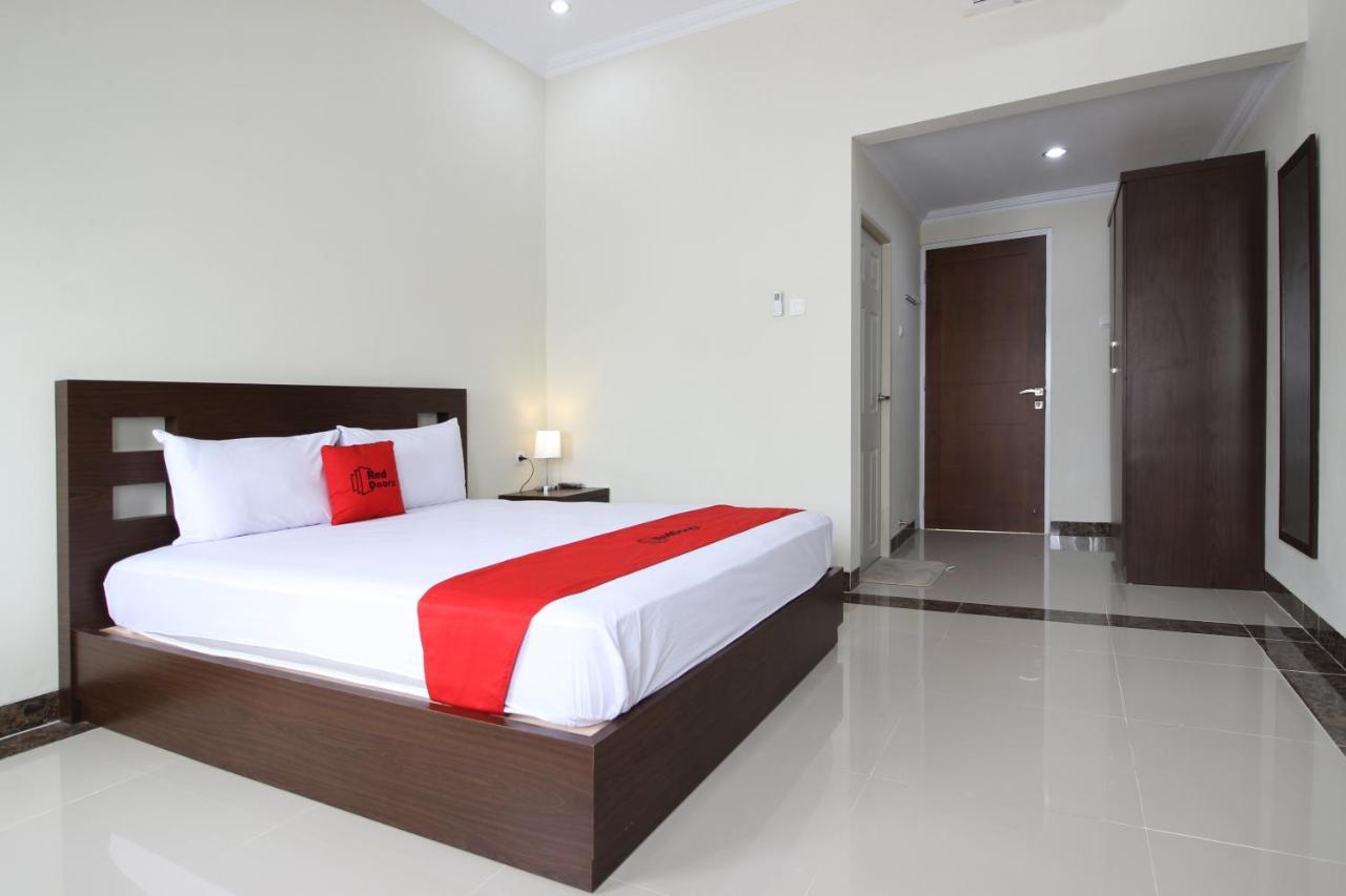 เรดดอร์ซ ชาเรียะฮ์ พลัส แอท จากัล บาวะฮ์ 3 Hotel Kejayan ภายนอก รูปภาพ