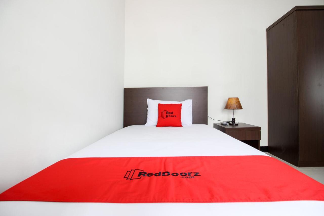 เรดดอร์ซ ชาเรียะฮ์ พลัส แอท จากัล บาวะฮ์ 3 Hotel Kejayan ภายนอก รูปภาพ