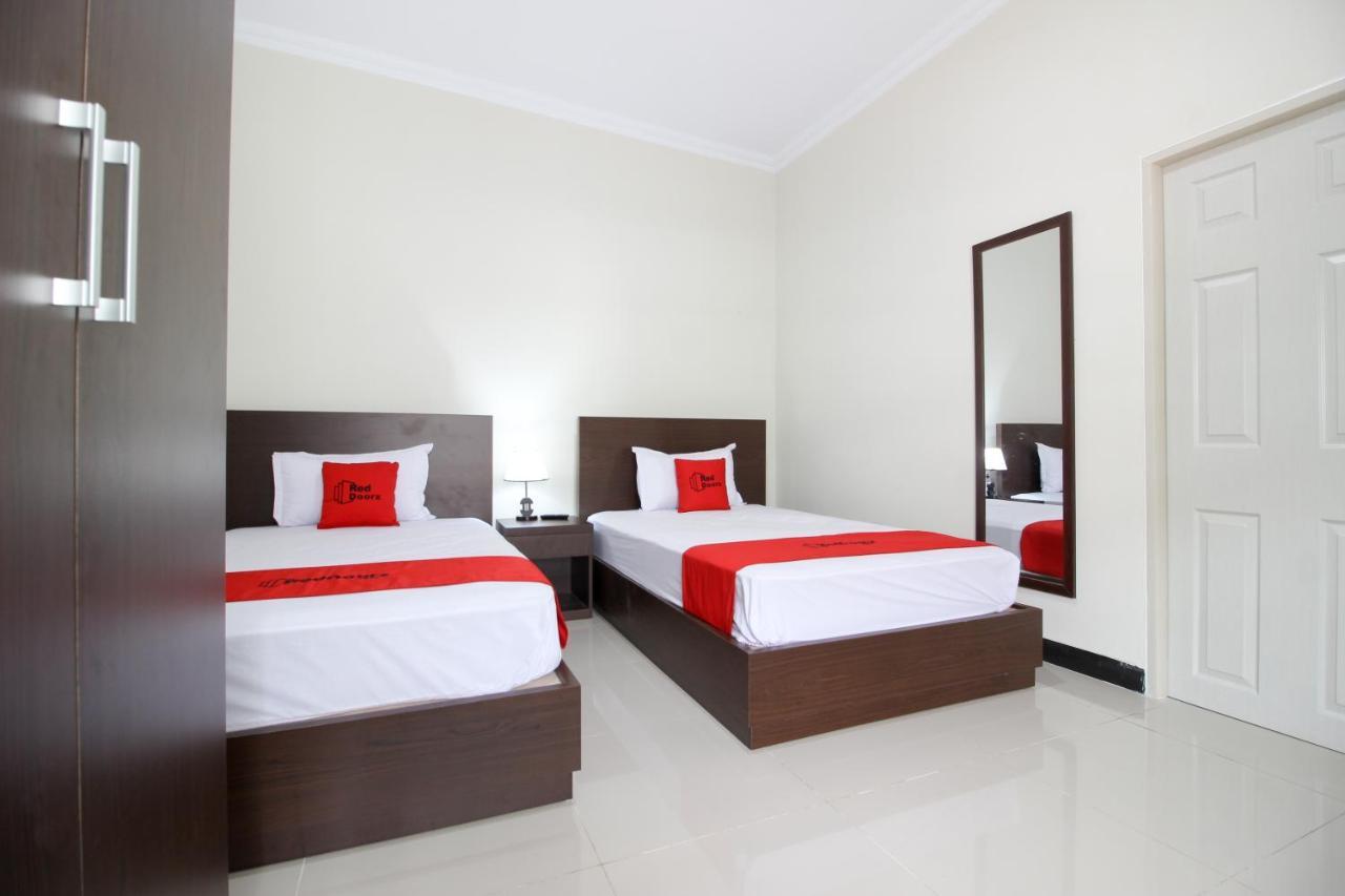 เรดดอร์ซ ชาเรียะฮ์ พลัส แอท จากัล บาวะฮ์ 3 Hotel Kejayan ภายนอก รูปภาพ