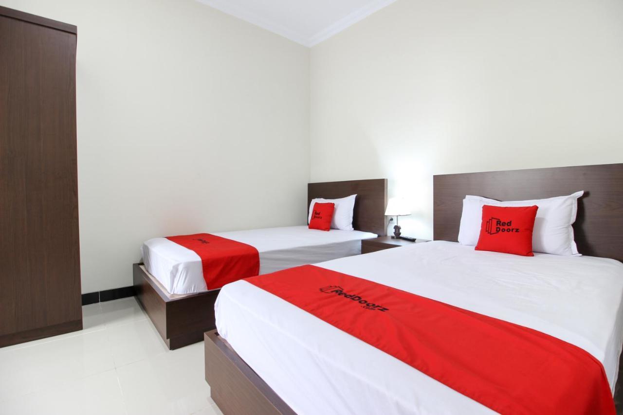 เรดดอร์ซ ชาเรียะฮ์ พลัส แอท จากัล บาวะฮ์ 3 Hotel Kejayan ภายนอก รูปภาพ