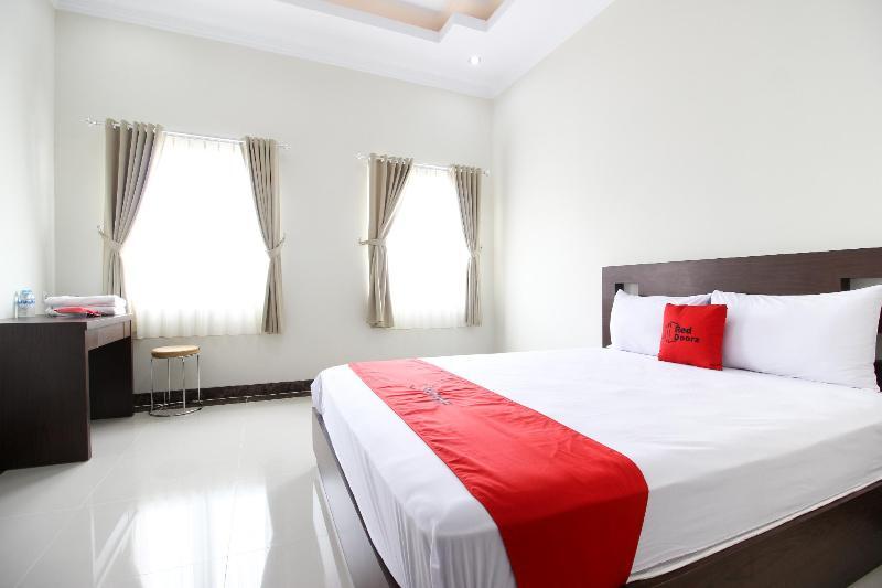 เรดดอร์ซ ชาเรียะฮ์ พลัส แอท จากัล บาวะฮ์ 3 Hotel Kejayan ภายนอก รูปภาพ
